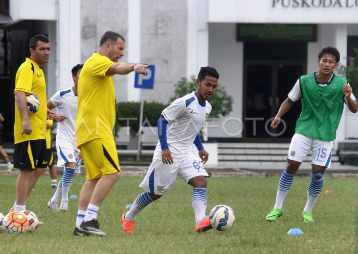 Wawancara Eksklusif Bersama Pelatih Persib Bandung